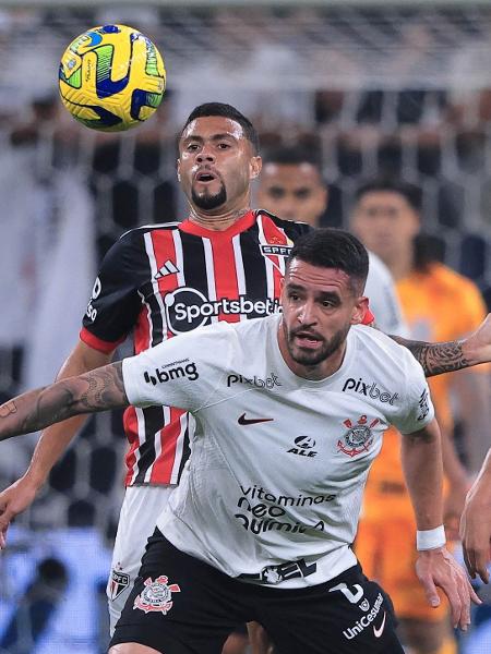 Renato Augusto tenta fazer a jogada em Corinthians x São Paulo, duelo da Copa do Brasil