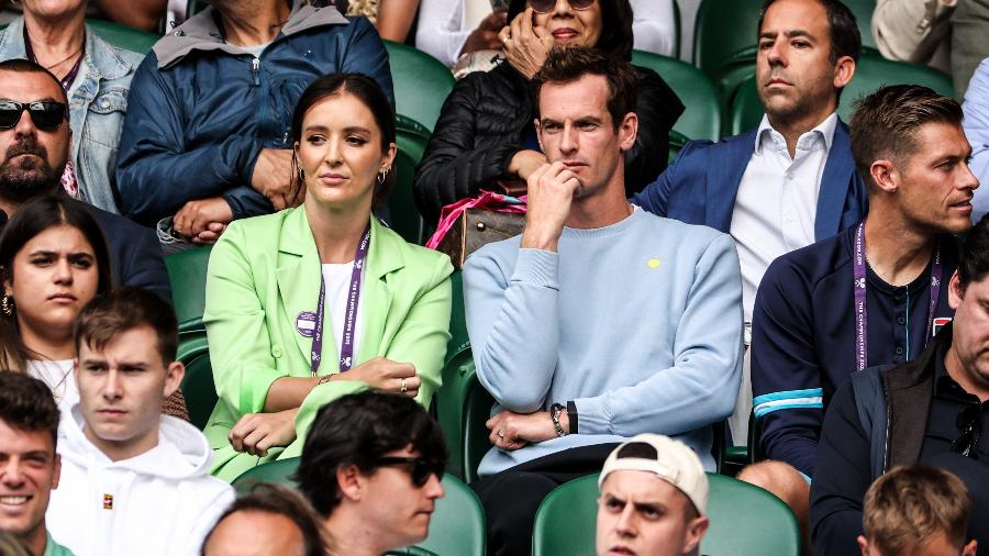 Andy Murray assiste à final masculina de Wimbledon 2023 ao lado de Laura Robson