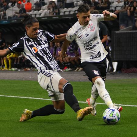 Romero tenta fazer a jogada em Corinthians x Atlético-MG, jogo do Campeonato Brasileiro