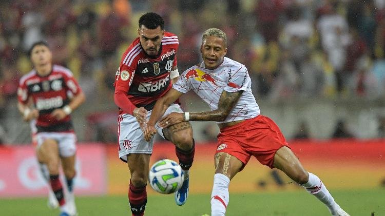 Matheuzinho em ação durante Flamengo x Bragantino, jogo do Campeonato Brasileiro