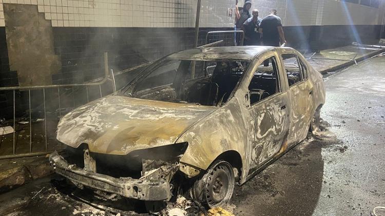 Carro foi incendiado ao lado da Vila Belmiro após rebaixamento do Santos