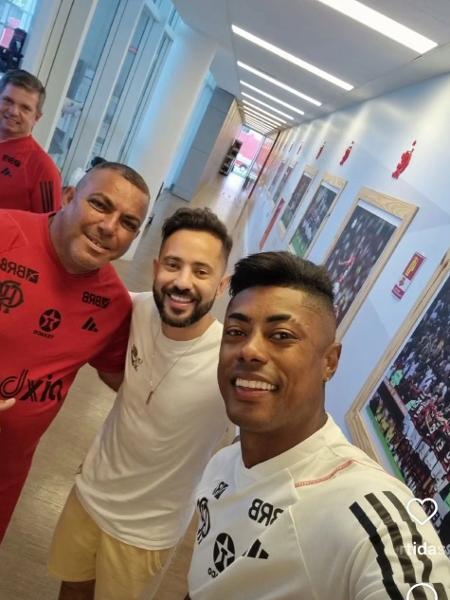 Roupeiro do Flamengo postou foto ao lado de Everton Ribeiro e Bruno Henrique