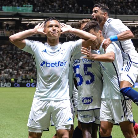 Jogadores do Cruzeiro comemoram gol de João Pedro sobre o Atlético-MG, pelo Campeonato Mineiro