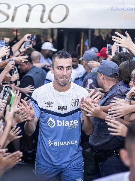 João Schmidt em desembarque do Santos 