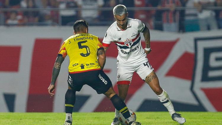 Ferreirinha tenta fazer a jogada durante São Paulo x Barcelona-EQU, duelo da Libertadores