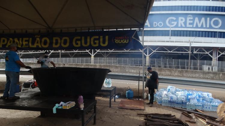 Ação social para levar alimentos aos necessitados perto da Arena