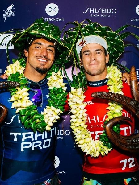 Gabriel Medina e Jack Robinson no pódio de Teahupo'o após a final de 2023 do Circuito Mundial