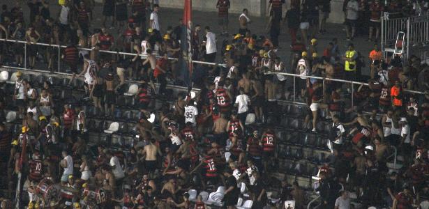 Torcida do Flamengo protagoniza tumulto nas arquibancadas após revés contra o Botafogo.
