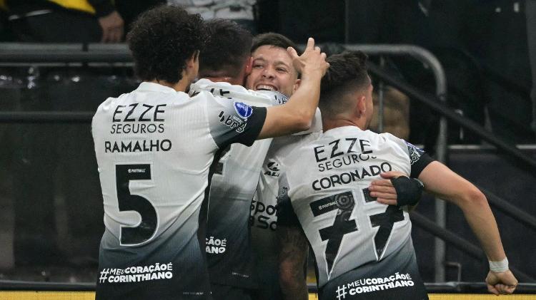 Jogadores do Corinthians comemoram gol marcado por Garro contra o Bragantino, pela Sul-Americana