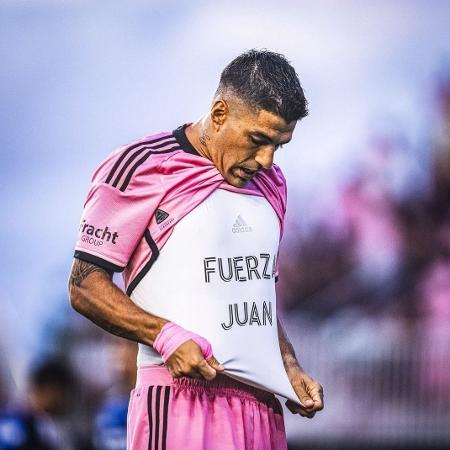 Luiz Suárez, do Inter Miami, homenageia Juan Izquierdo, do Nacional-URU, em jogo contra o Cincinnati