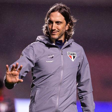 Luis Zubeldía, técnico do São Paulo, durante jogo contra o Athletico no Brasileirão