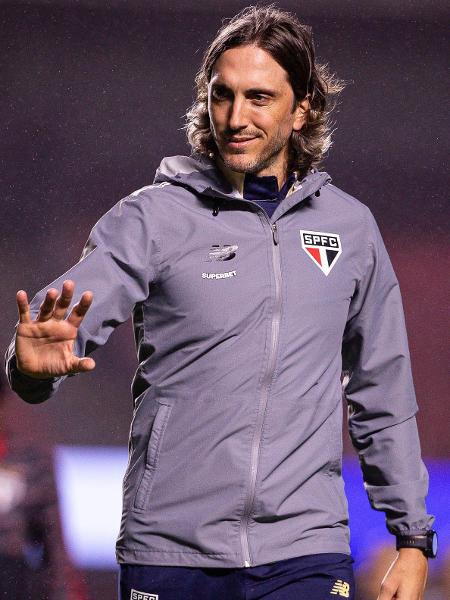 Luis Zubeldía, técnico do São Paulo, durante jogo contra o Athletico no Brasileirão