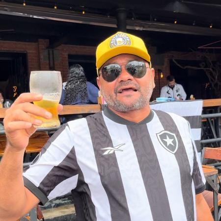 Torcedor do Botafogo toma cerveja em restaurante na Argentina um dia após título da Libertadores - Bruno Braz/UOL