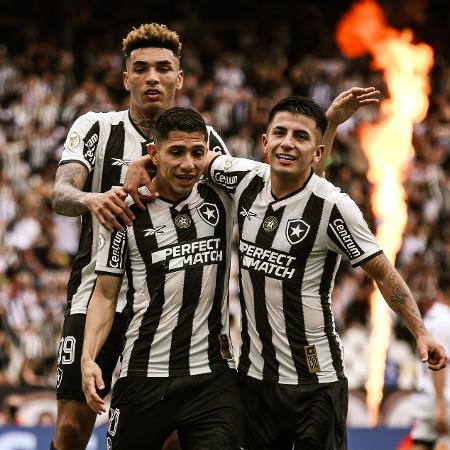 Jogadores do Botafogo comemoram gol de Savarino durante jogo contra o São Paulo, válido pelo Campeonato Brasileiro