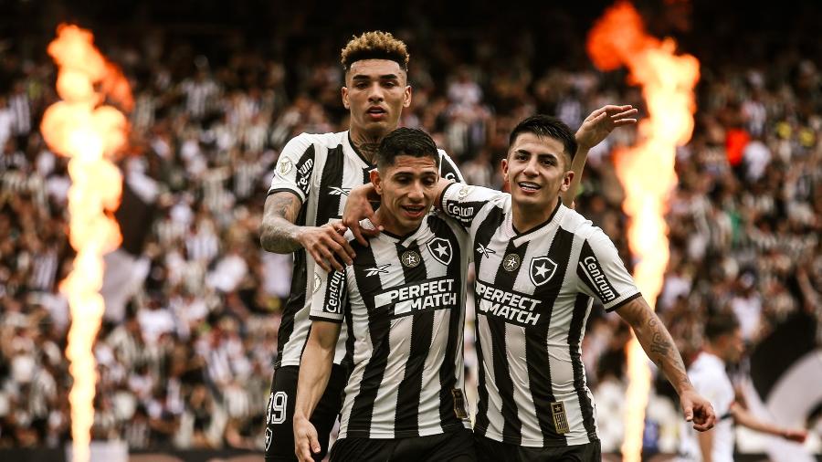 Jogadores do Botafogo comemoram gol de Savarino durante jogo contra o São Paulo, válido pelo Campeonato Brasileiro