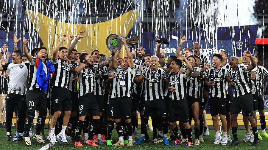 Jogadores do Botafogo erguem a taça do Campeonato Brasileiro após vitória sobre o São Paulo