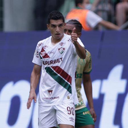 Serna, do Fluminense, comemora após marcar contra o Palmeiras, pelo Brasileirão