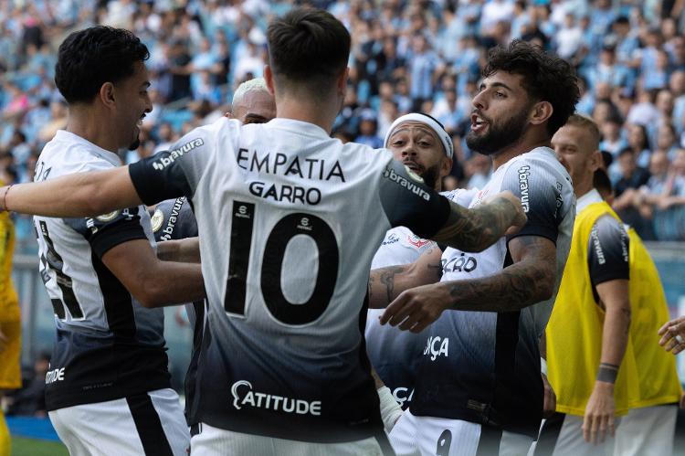 Yuri Alberto comemora gol em Grêmio x Corinthians, partida do Campeonato Brasileiro