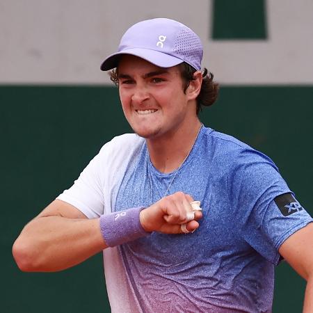 João Fonseca comemora durante vitória sobre Herbert na 2ª rodada em Paris - Anne-Christine Poujoulat / AFP
