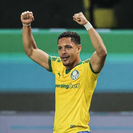 Vitor Roque celebra gol do Palmeiras sobre o Bragantino em confronto do Brasileirão