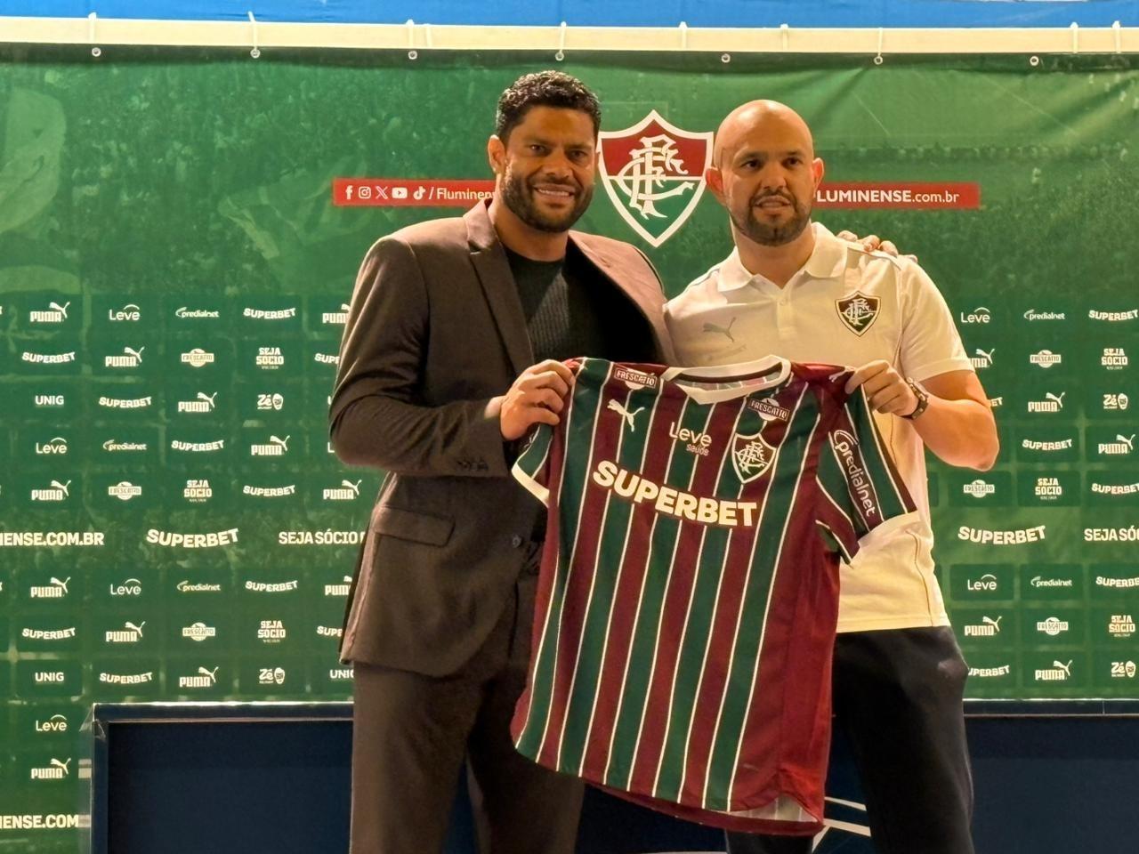 Ao lado do presidente Mattheus Montenegro, Hulk foi oficialmente apresentado como jogador do Fluminense  - undefined