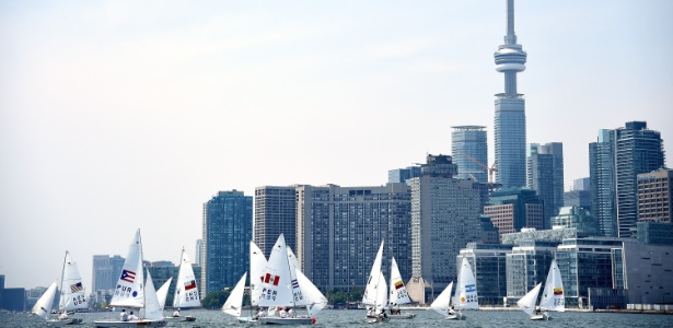 Velejadores competem com um belo cenário de Toronto ao fundo