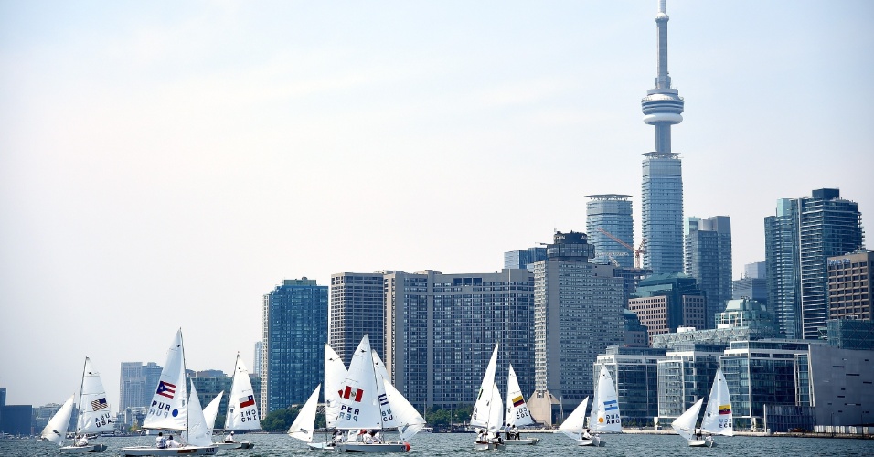 Velejadores competem com um belo cenário de Toronto ao fundo