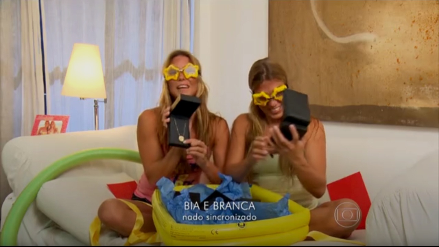Paolla Oliveira presenteou Bia e Branca Feres, as gêmeas do nado sincronizado, com um kit piscina e cordões - Reprodução