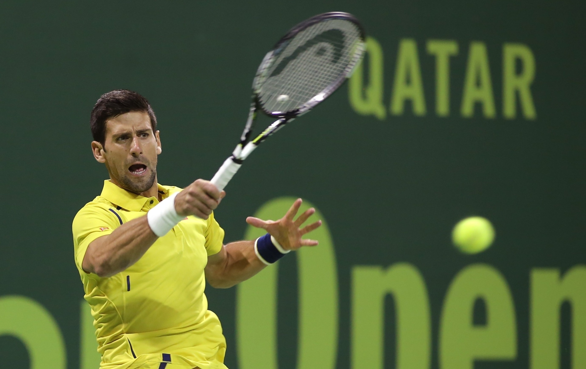 Novak Djokovic, primeiro colocado no ranking da ATP, devolve bola na decisão contra Rafael Nadal em Doha - Karim Jaafar/AFP