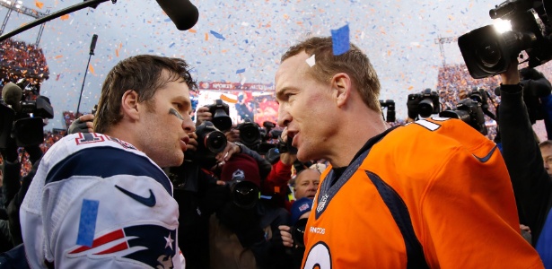Peyton Manning e Tom Brady se cumprimentam após o último encontro de ambos na carreira, em 24 de janeiro de 2016 -  Ezra Shaw/Getty Images/AFP