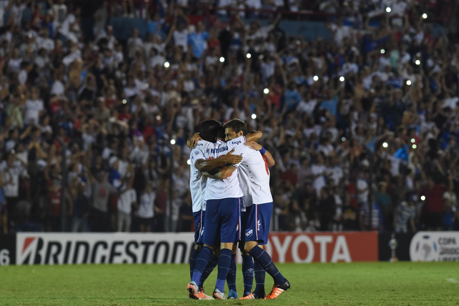 Jogadores do Nacional-URU comemoram a vitória sobre o Palmeiras - PABLO PORCIUNCULA/AFP