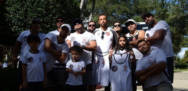 Nenê (centro) cercado por vascaínos nos EUA: equipe terá apoio na partida