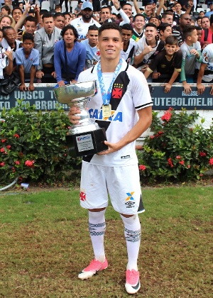 Paulinho segura o troféu de campeão da Taça Rio sub-20 - Carlos Gregório Júnior / Flickr do Vasco - Carlos Gregório Júnior / Flickr do Vasco