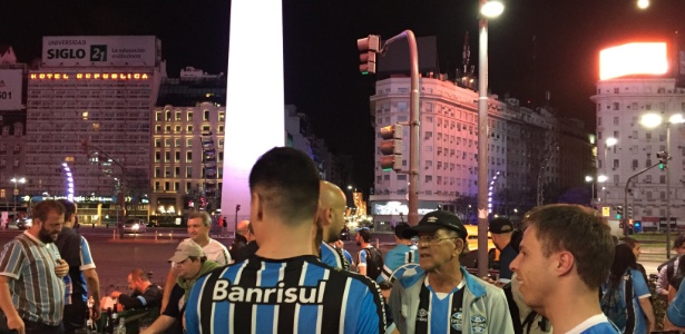 Torcedores celebraram o tricampeonato aos pés do Obelisco, em Buenos Aires - Jeremias Wernek/UOL