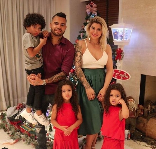 Dentinho e a mulher Dani Souza curtindo o Natal em família