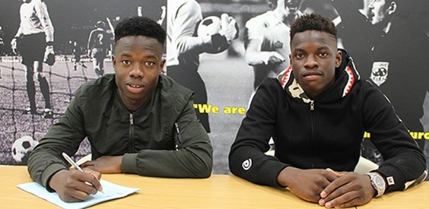 Irmãos Romário e Ronaldo Vieira (d) assinam contrato no Leeds, da Inglaterra - Divulgação/Leeds FC - Divulgação/Leeds FC