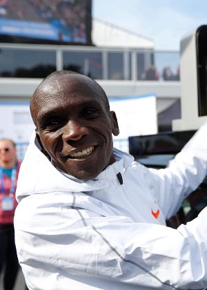 Eliud Kipchoge exibe seu recorde mundial na maratona de Berlim - Fabrizio Bensch/Reuters - Fabrizio Bensch/Reuters