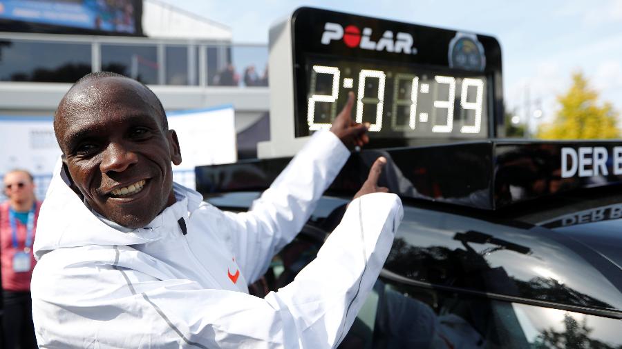 Eliud Kipchoge mostra novo recorde mundial conquistado na Maratona de Berlim - Fabrizio Bensch/Reuters