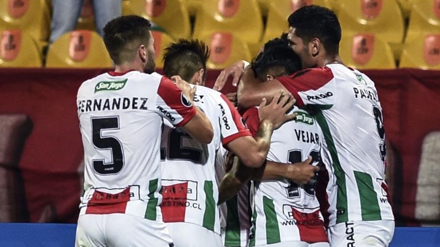 Jogadores do Palestino comemoram gol contra o Independiente Medellín - JOAQUIN SARMIENTO / AFP