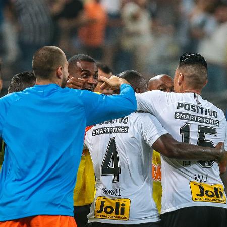 Manoel comemora com companheiros de Corinthians o gol marcado contra o São Paulo - Ale Cabral/AGIF