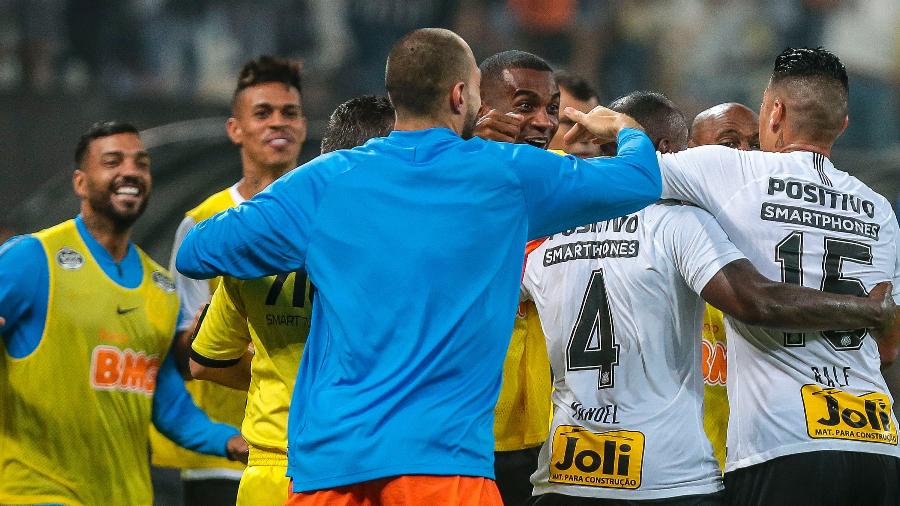 Manoel comemora com companheiros de Corinthians o gol marcado contra o São Paulo - Ale Cabral/AGIF