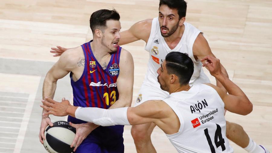 Lance da partida entre Barcelona e Real Madrid pela Copa do Rei de basquete - Javier López/EFE