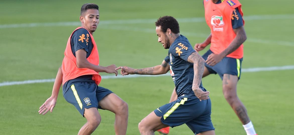 Weverton (e) deu rolinho em Neymar (d) e chamou a atenção em treino da seleção brasileira na Granja Comary - Thiago Ribeiro/AGIF