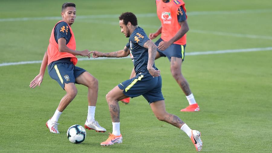Neymar recebe a marcação de Weverton, lateral-direito da base do Cruzeiro, em treino da seleção brasileira - Thiago Ribeiro/AGIF