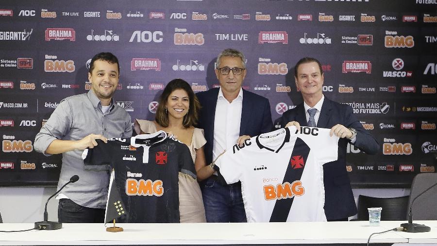 Executivos do Vasco e do banco BMG celebram a parceria firmada em 2019 - Rafael Ribeiro / Vasco.com.br