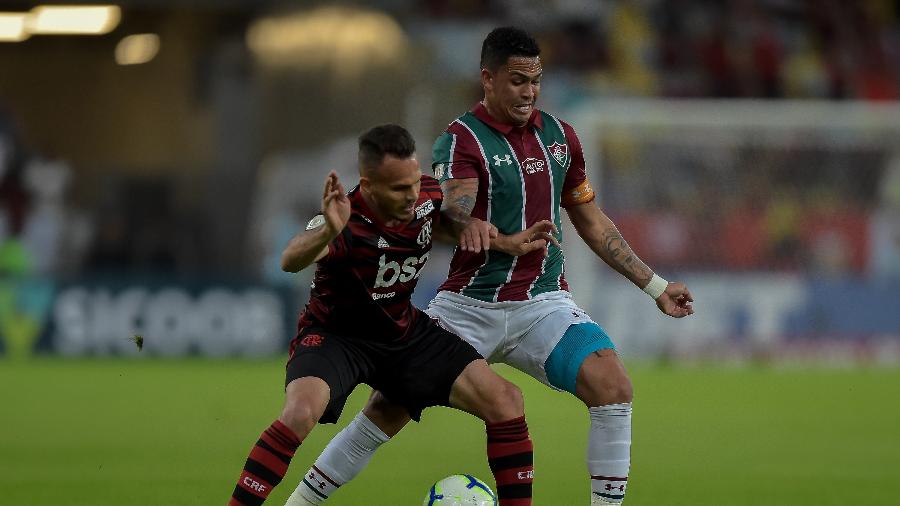 Luciano, do Fluminense, disputa bola com Renê, do Flamengo - Thiago Ribeiro/AGIF