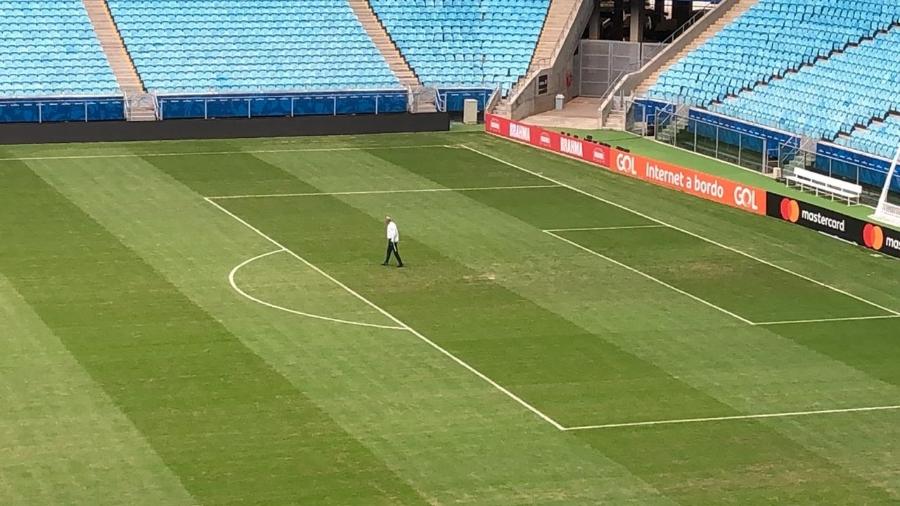Tite caminha pelo gramado da Arena do Grêmio em segunda vistoria - Jeremias Wernek/UOL