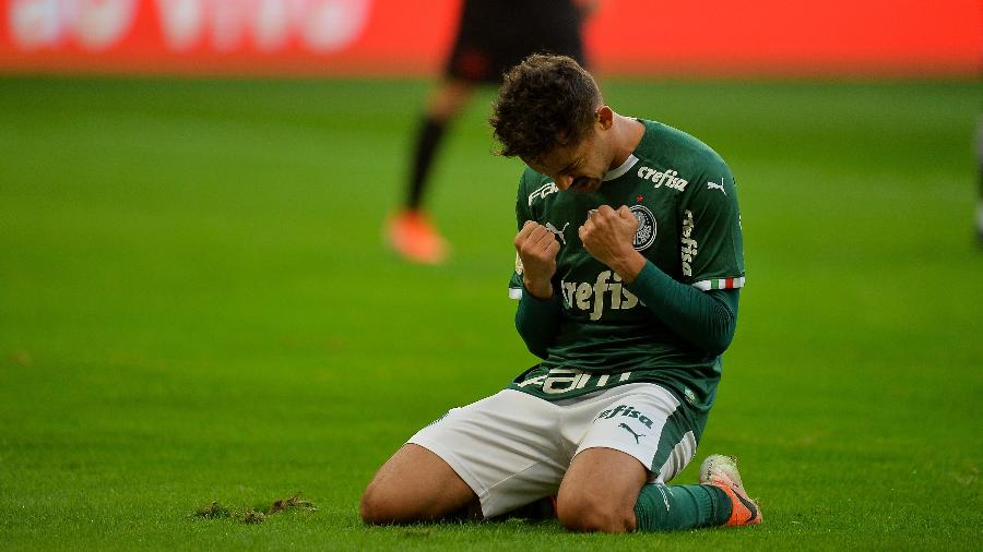 Scarpa comemora ajoelhado após marcar gol de empate do Palmeiras contra o Vasco - Duda Bairros/AGIF