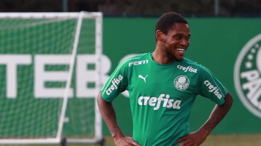 Luiz Adriano sorri durante treinamento do Palmeiras - Reprodução/Youtube TV Palmeiras