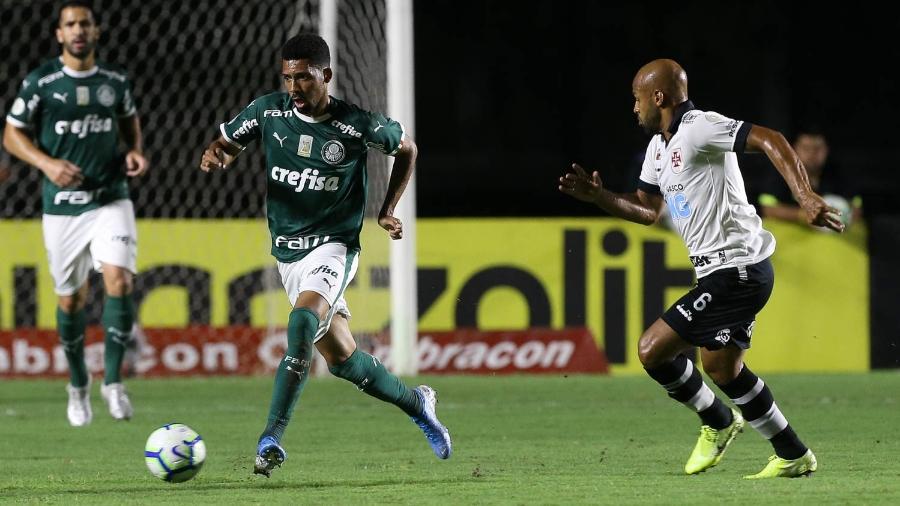 Matheus Fernandes escapa da marcação de Fellipe Bastos na partida entre Palmeiras e Vasco pelo Campeonato Brasileiro - Cesar Greco/Palmeiras